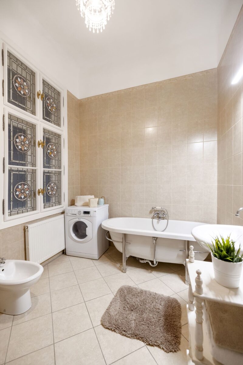 Bathroom with clawfoot tub